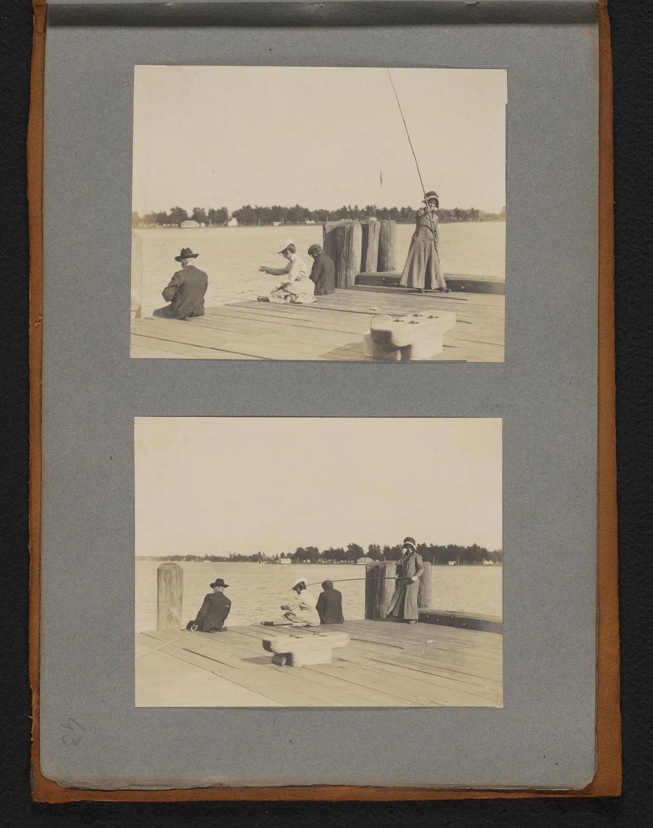 Vissende vrouw op een steiger, vermoedelijk Mary van der Mey by Jan van der Mey, book, 1902