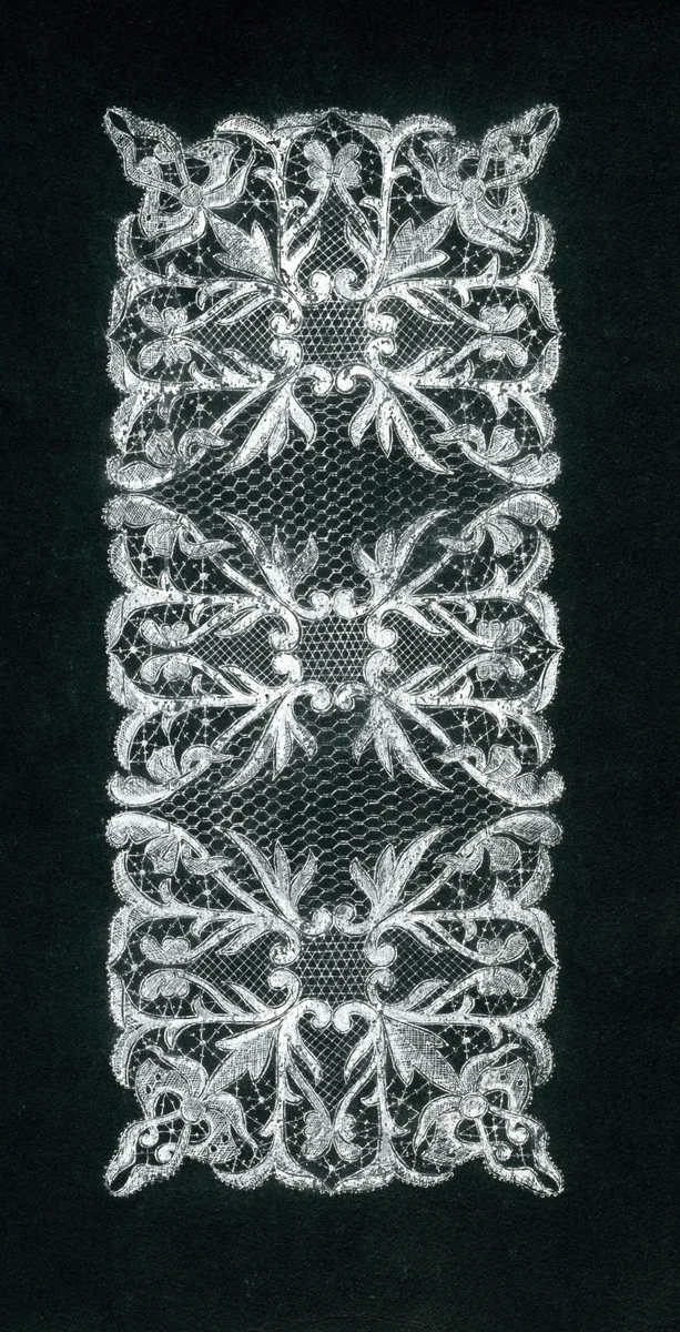 Kantontwerp van een kleed in rechthoekvorm met langwerpige bladvoluutmotieven in witte inkt op zwart karton by Jet Pleging-Faber, other, 1920-1935