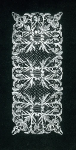 Kantontwerp van een kleed in rechthoekvorm met langwerpige bladvoluutmotieven in witte inkt op zwart karton by Jet Pleging-Faber, other, 1920-1935