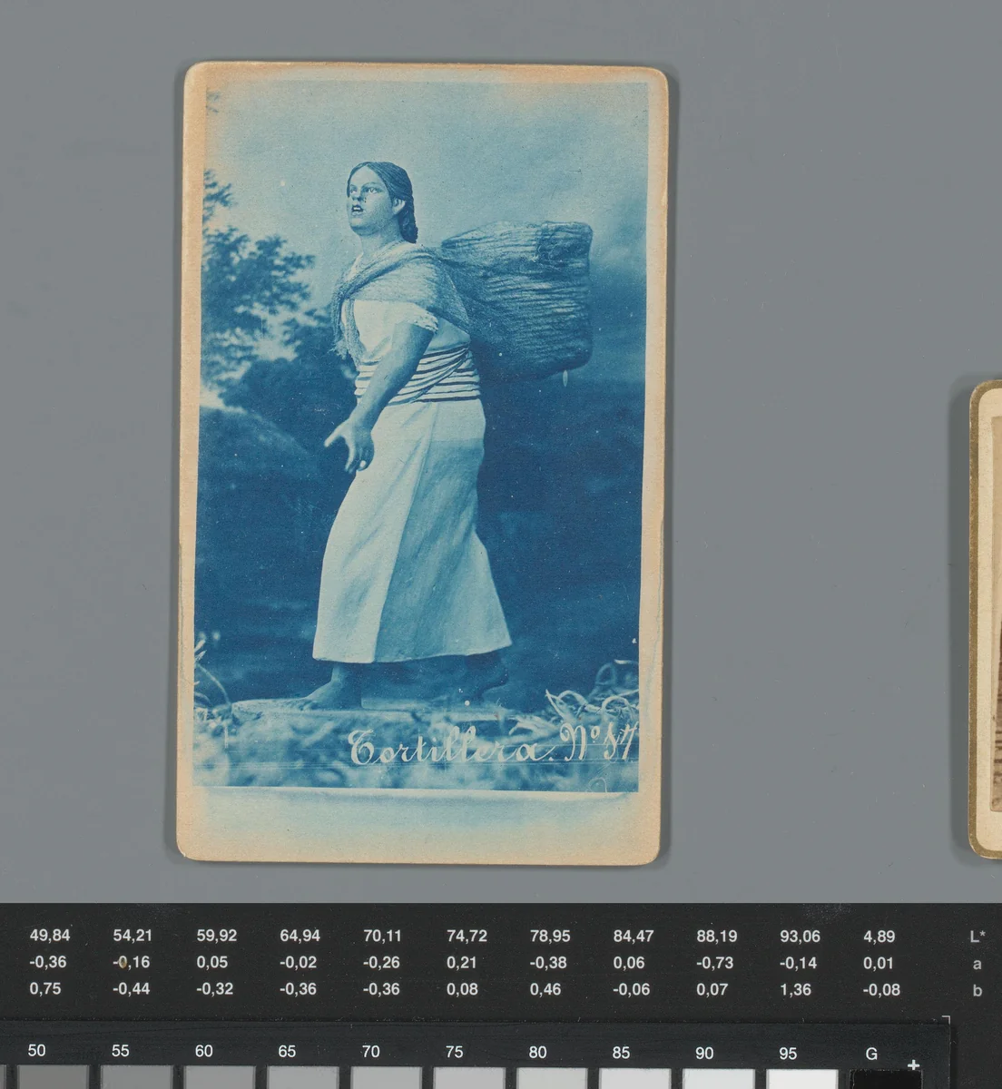 Reclame voor een fabriek van M. Oliman voor marmer en onyx in Puebla, Mexico, met een fotoreproductie van een beeld van een vrouw met mand by anonymous, photograph, 1875-1950