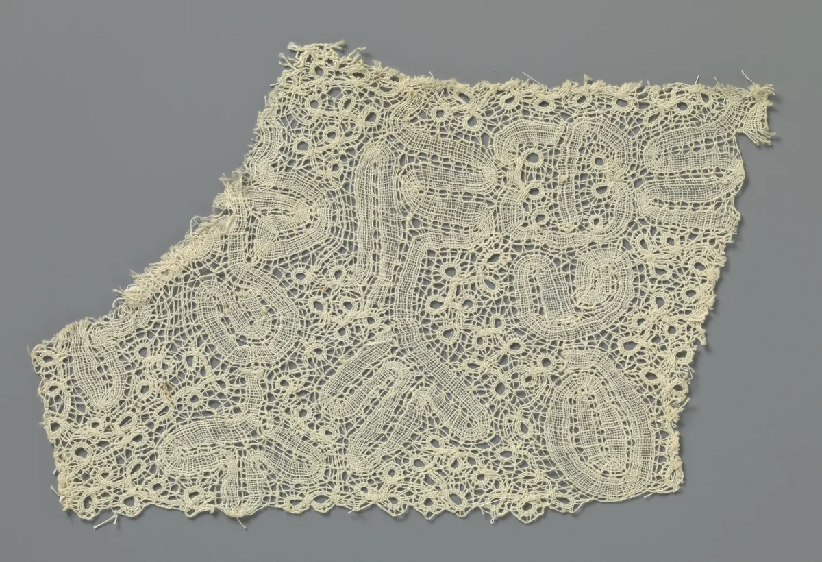 Fragment kloskant met occhiolini-lussen by anonymous, other, 1885-1899