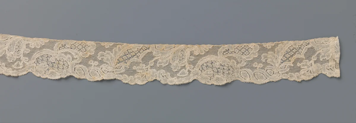 Strook kloskant met elkaar overlappende organische vormen waaronder rocailles en bladeren by anonymous, other, 1740-1750