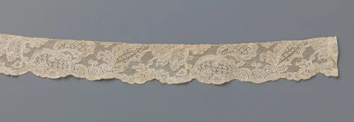 Strook kloskant met elkaar overlappende organische vormen waaronder rocailles en bladeren by anonymous, other, 1740-1750