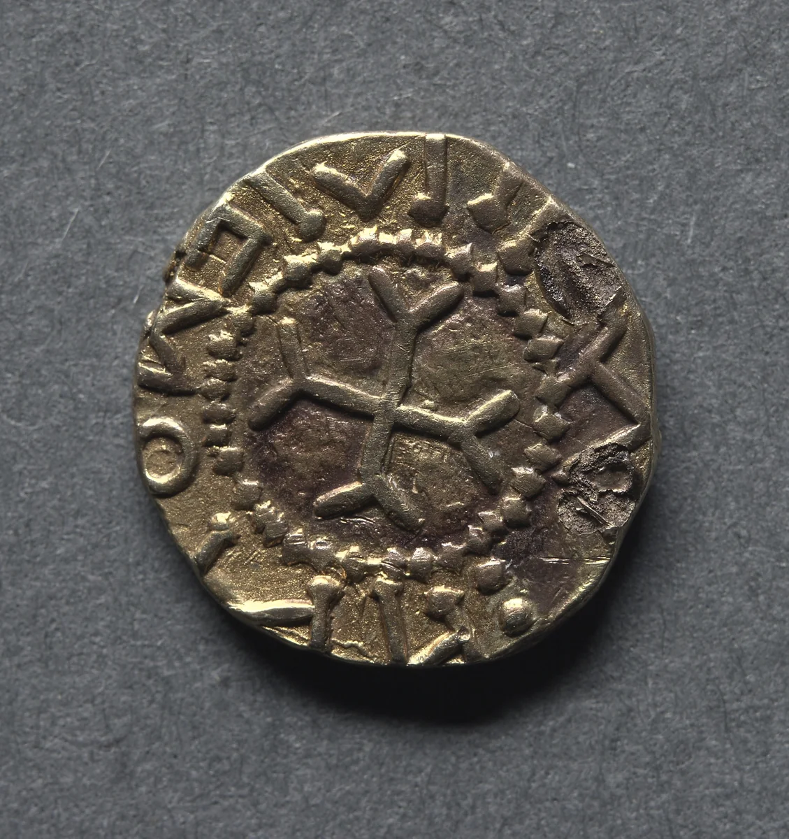 Witmen Tremissis: Cross Fourchée (reverse) by Unknown, metalwork, 600-625