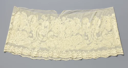 Strook kantborduurwerk op machinale tule met rozen en c-voluten by anonymous, other, 1860-1880