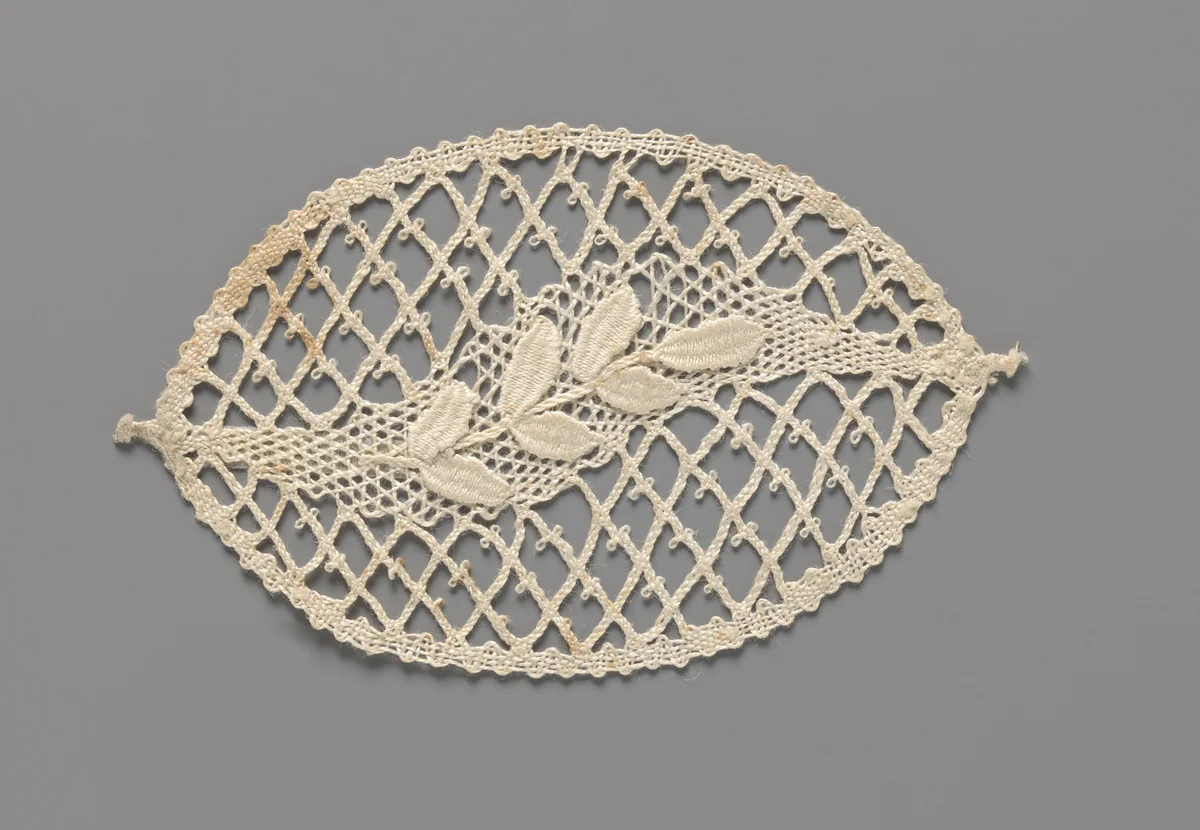 Motief van kloskant in de vorm van een ovaal met daarin een ruitvormig raster en een tak op een flauw s-vormig veld by Sophia Gerardine Cenijn-Smit, other, 1914