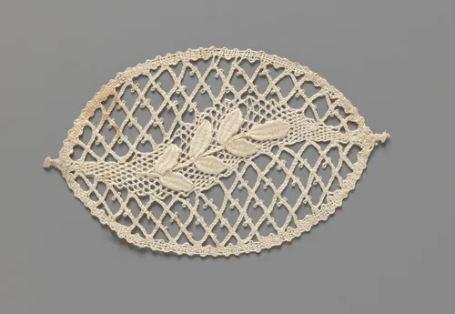 Motief van kloskant in de vorm van een ovaal met daarin een ruitvormig raster en een tak op een flauw s-vormig veld by Sophia Gerardine Cenijn-Smit, other, 1914