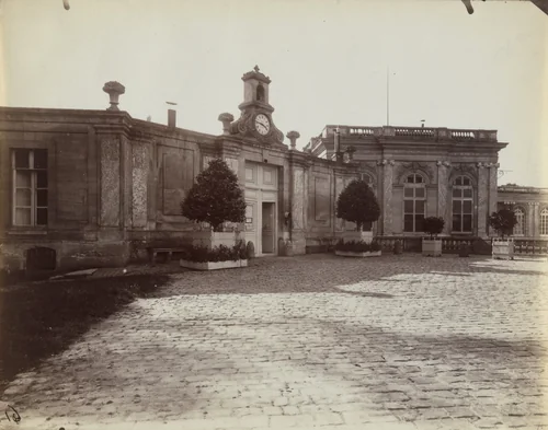 Grand Trianon, entrée by Eugène Atget, photograph, 1901