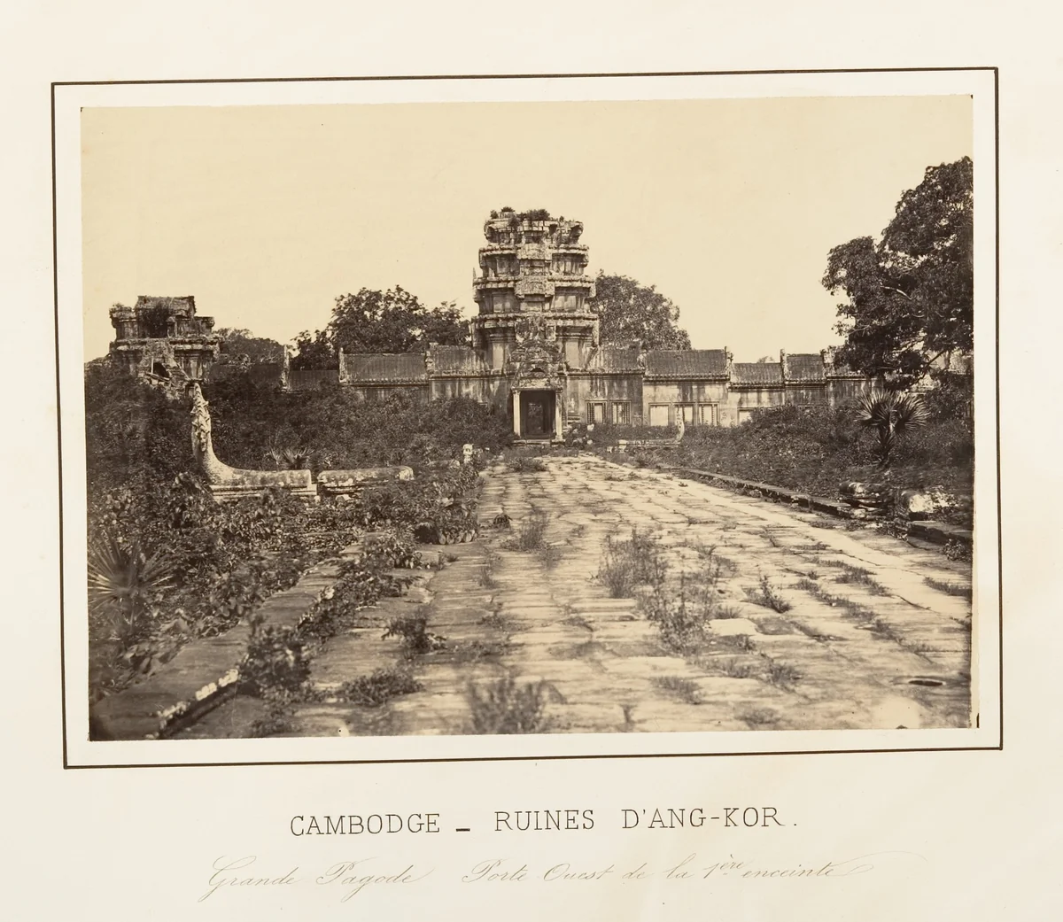 Grande Pagode Porte Ouest de la 1ère enceinte by Emile Gsell, photograph, 1866