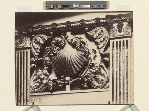 À La Coquille D'or. Rue de la Sourdière (enseigne) by Eugène Atget, photograph