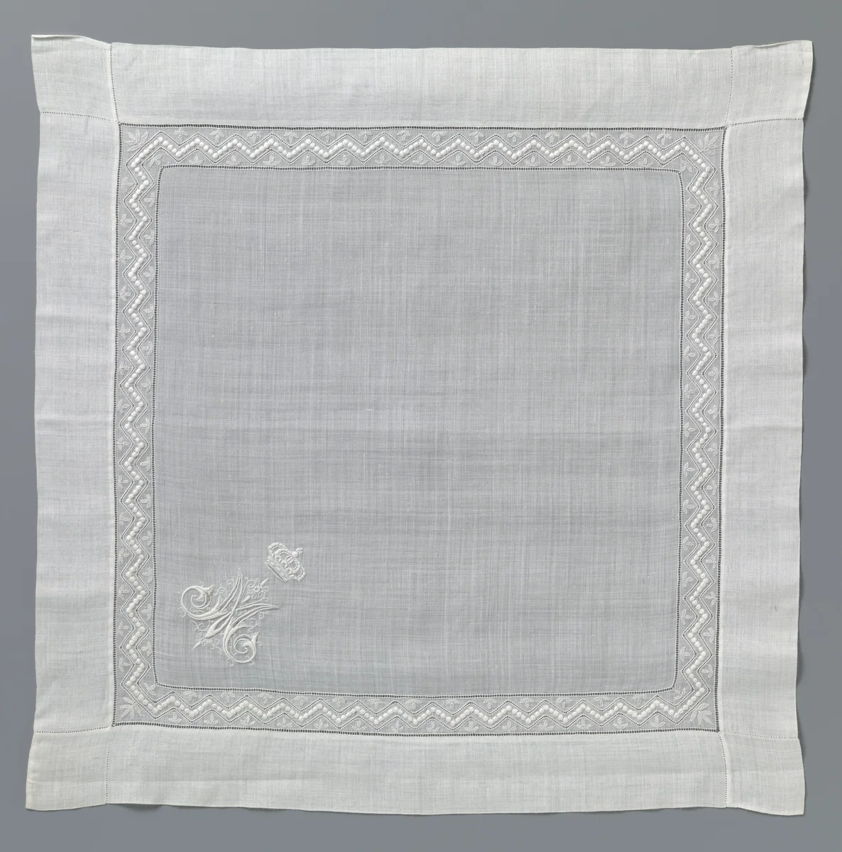 Zakdoek van Prinses Maria van Pruisen met borduurwerk by anonymous, textile, 1880