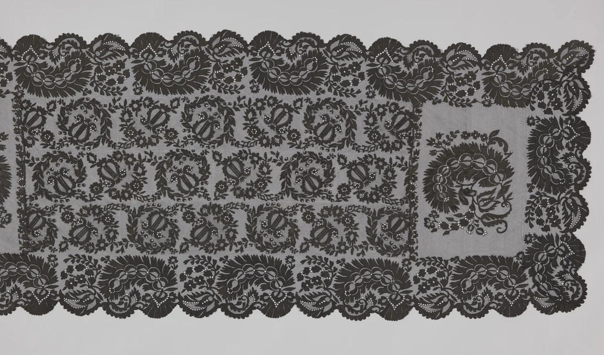 Sjaal van zwarte kloskant met drie rijen lieren (muziekinstrumenten) by anonymous, textile, 1805-1849