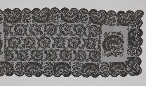 Sjaal van zwarte kloskant met drie rijen lieren (muziekinstrumenten) by anonymous, textile, 1805-1849