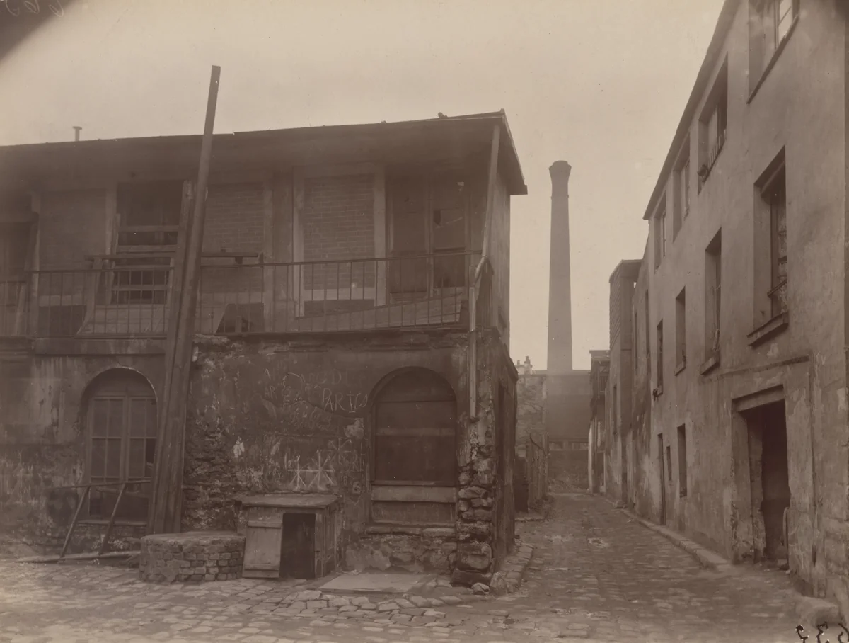 Passage Moret, ruelle des Gobelins by Eugène Atget, photograph, 1926