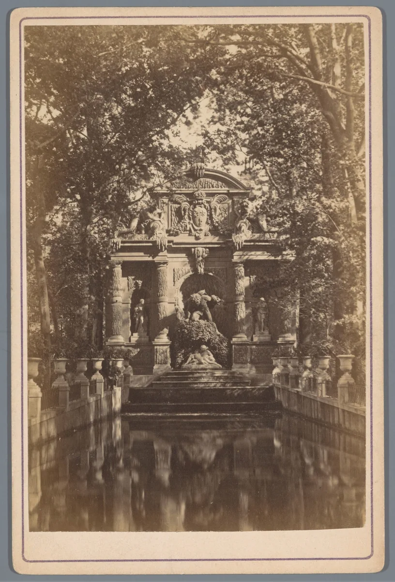 Fontaine de Médicis in de Jardin du Luxembourg te Parijs by anonymous, photograph, 1870-1885
