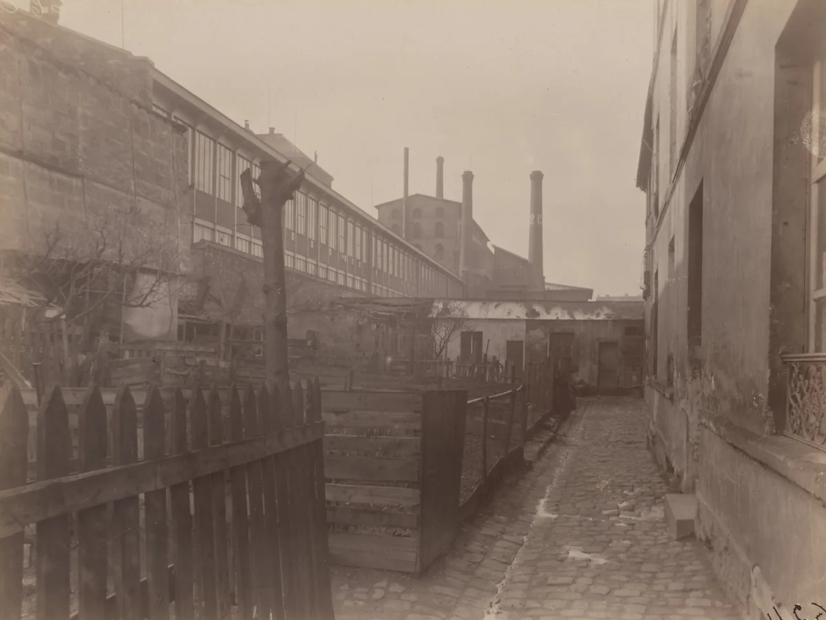 Cour, Ruelle des Reculettes by Eugène Atget, photograph, 1926
