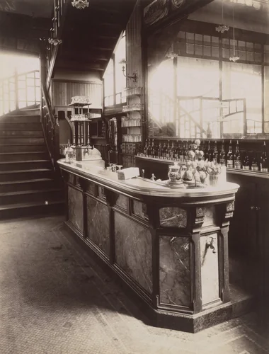 Marchand de vin, 15 rue Boyer by Eugène Atget, photograph, 1910