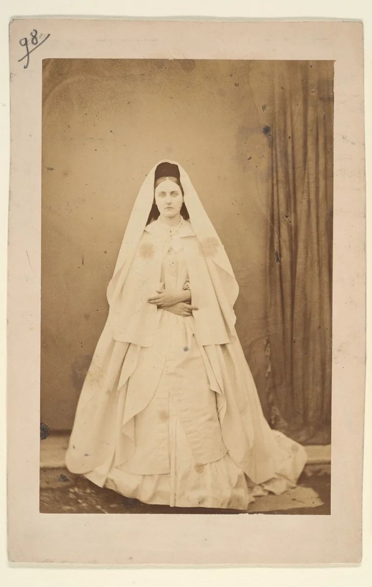 Nonne blanche (en pied) by Pierre-Louis Pierson, photograph, 1860-1869