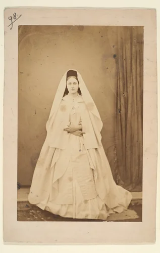 Nonne blanche (en pied) by Pierre-Louis Pierson, photograph, 1860-1869