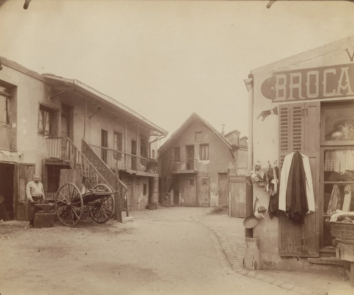 Cour, Butte-aux-Cailles, aujourd'hui rue Bobillot 25 by Eugène Atget, photograph, 1900