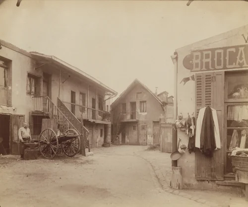 Cour, Butte-aux-Cailles, aujourd'hui rue Bobillot 25 by Eugène Atget, photograph, 1900