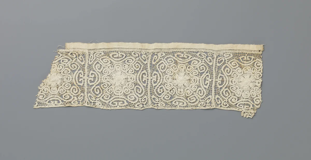 Strook naaldkant met voluutbandjes die een zon vormen by anonymous, other, 1700-1799