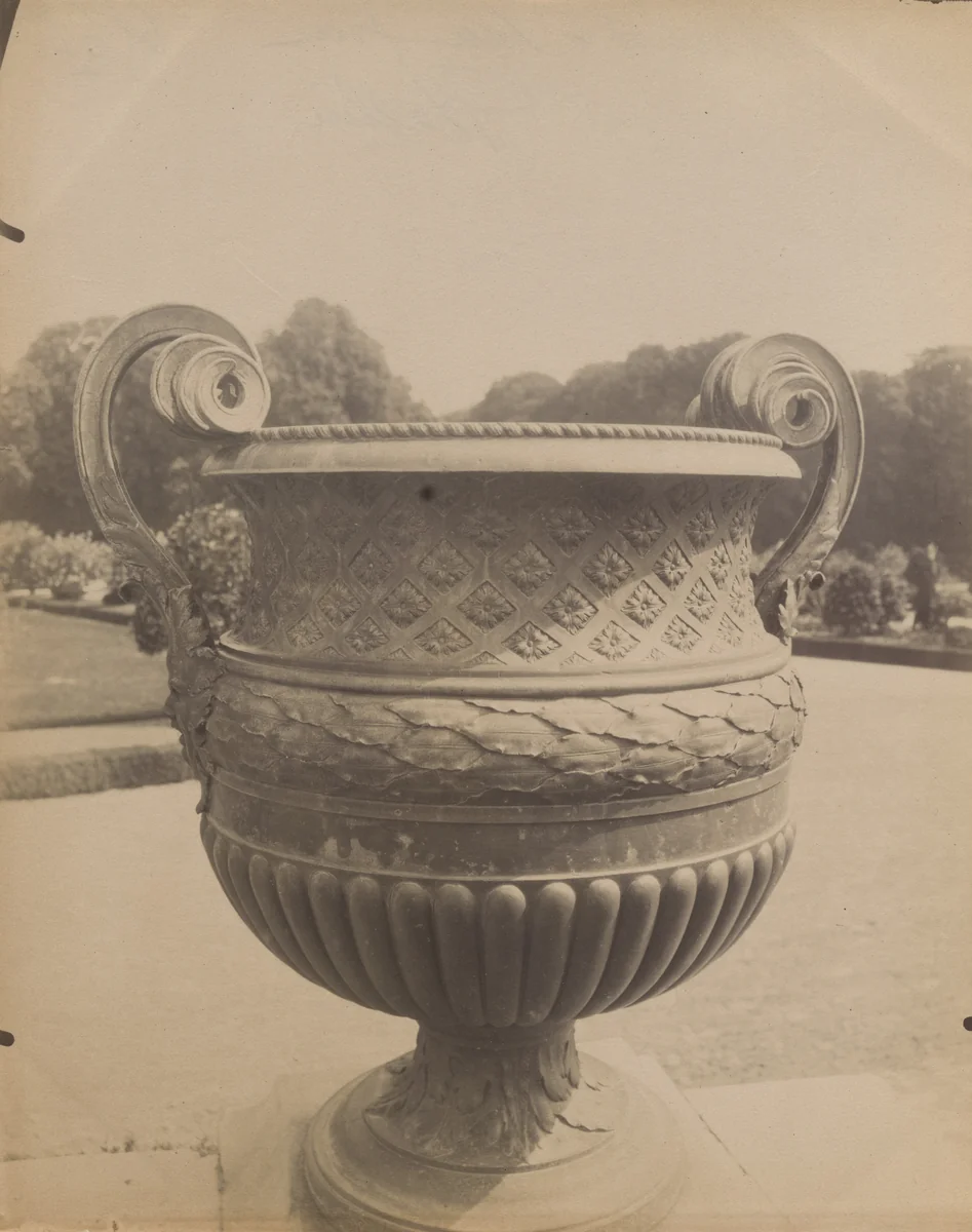 Versailles, vase par Ballin by Eugène Atget, photograph, 1905
