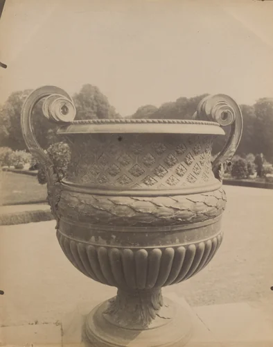 Versailles, vase par Ballin by Eugène Atget, photograph, 1905