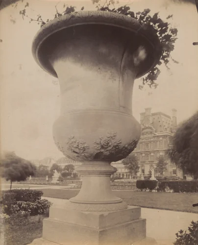 Tuileries (vase) by Eugène Atget, photograph, 1912