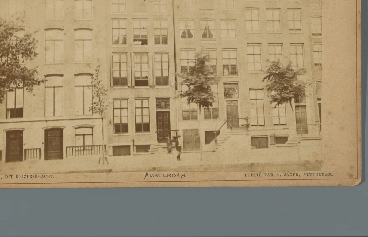 Gezicht op een rij huizen aan de Keizersgracht in Amsterdam by anonymous, photograph, 1860-1890