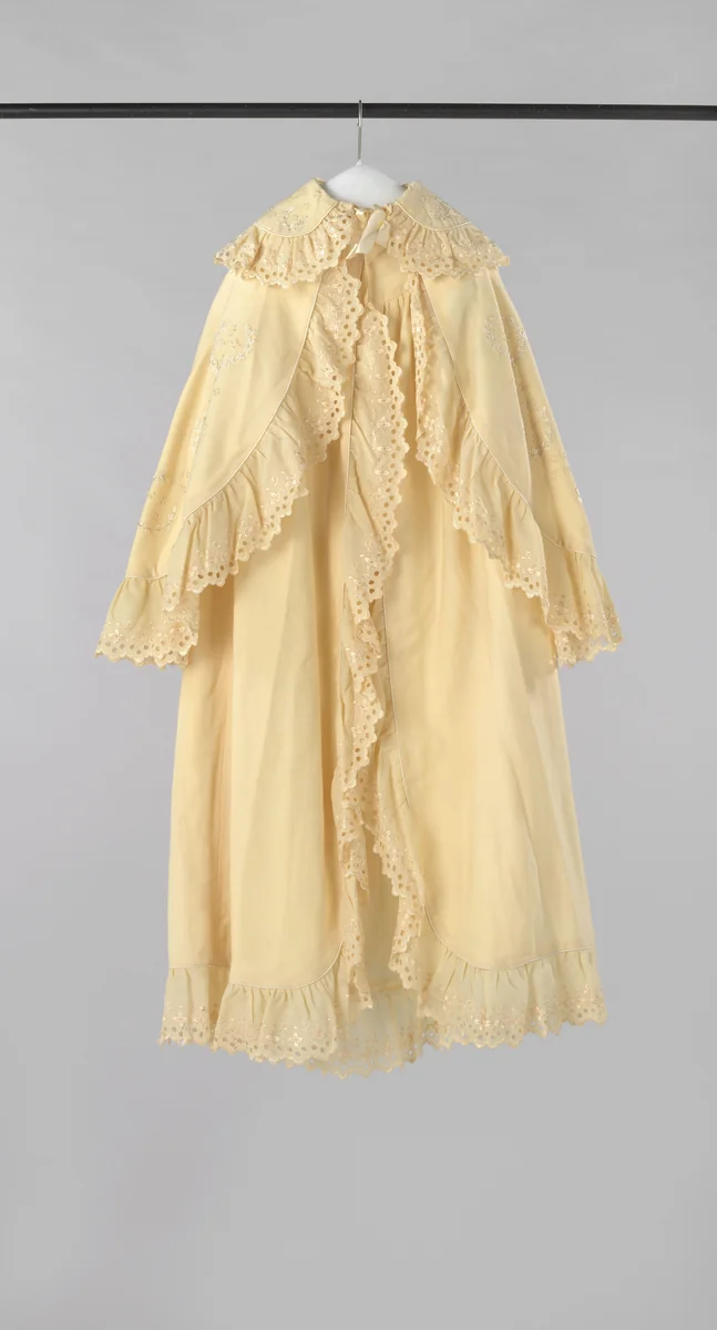 Doopcape met pelerine en stroken van crème wollen stof met keperbinding, versierd met wit borduurwerk. by anonymous, other, 1880-1900