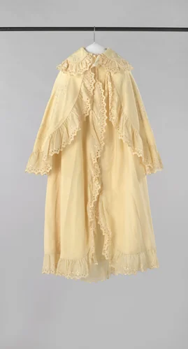 Doopcape met pelerine en stroken van crème wollen stof met keperbinding, versierd met wit borduurwerk. by anonymous, other, 1880-1900