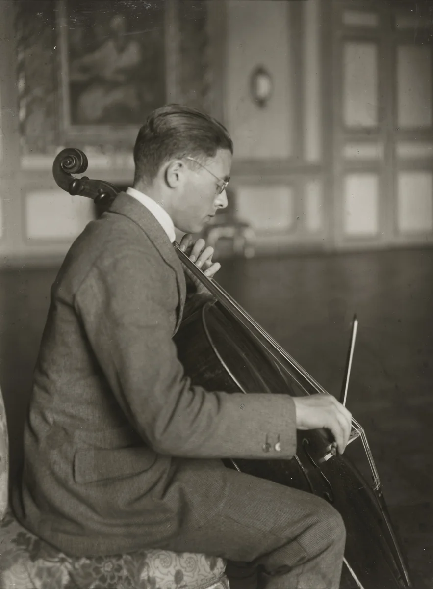 Cellist [Emanuel Feuermann] by August Sander, photograph, 1923