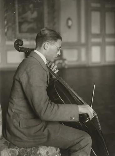 Cellist [Emanuel Feuermann] by August Sander, photograph, 1923
