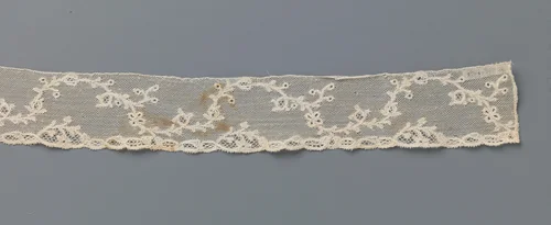 Strook kloskant met doorlopende golvende rank met besjes en vlinder by anonymous, other, 1770-1780