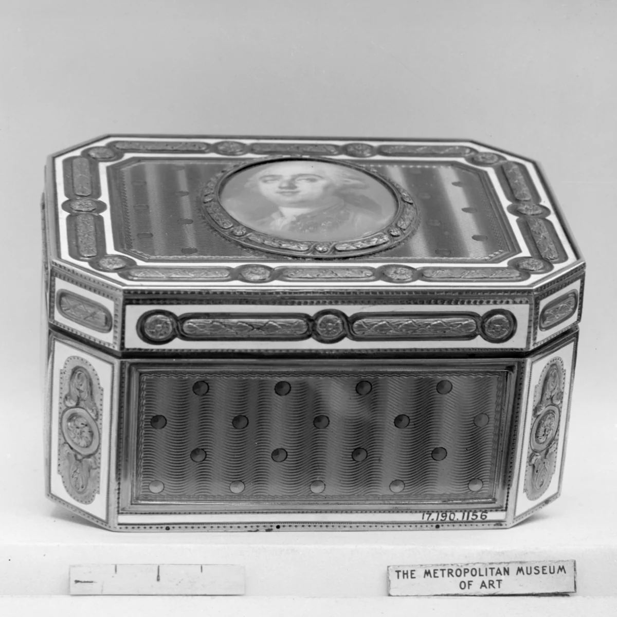 Snuffbox with portrait of Louis XVI (1754–1793), King of France by P.M.C., metalwork, 1785-1795
