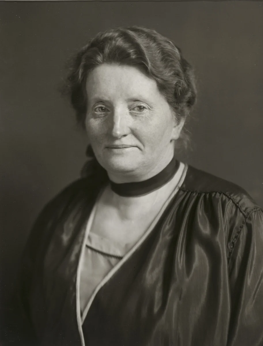 Housewife by August Sander, photograph, 1922