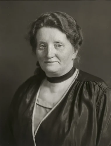 Housewife by August Sander, photograph, 1922