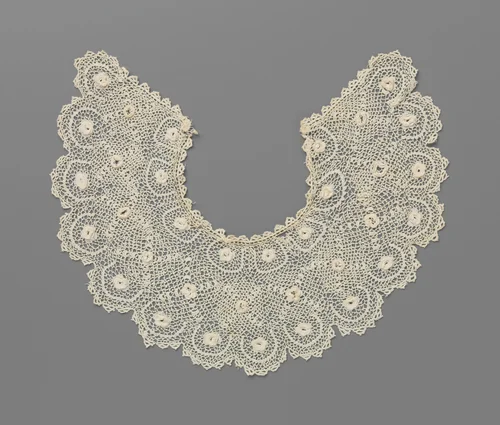 Kraag van gehaakte kant met drie rijen reliëfroosjes en ronde schulpen by anonymous, textile, 1900-1910