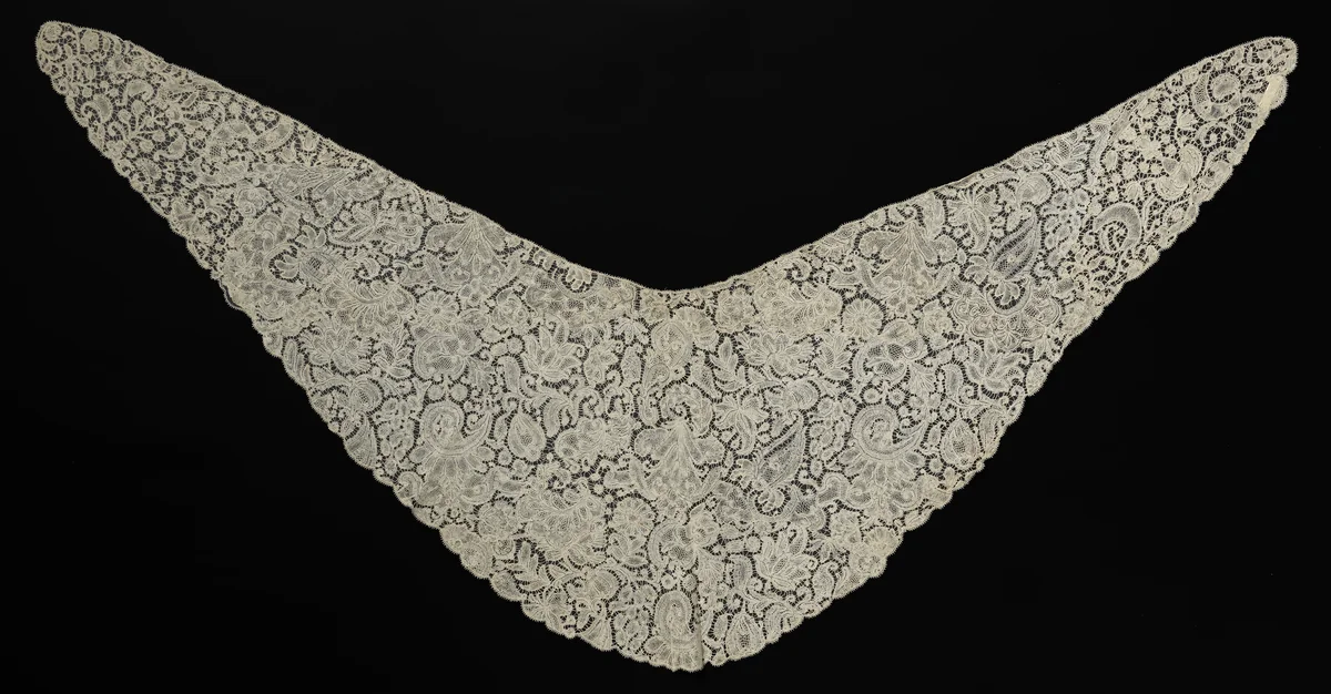 Kraag van kloskant met gevederde bladvoluten en rozetbloemen by anonymous, textile, 1750