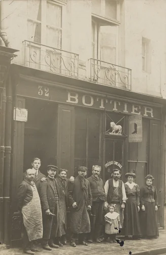 Bottier, Chaussures aux mesures, Paris by Unidentified Photographer, photograph, 1905