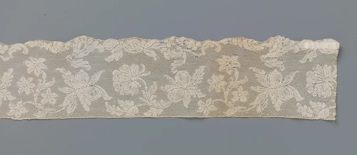 Strook kloskant met peervormige vruchten aan s-vormige stengels met bloemen by anonymous, other, 1750-1770