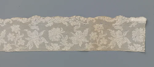Strook kloskant met peervormige vruchten aan s-vormige stengels met bloemen by anonymous, other, 1750-1770