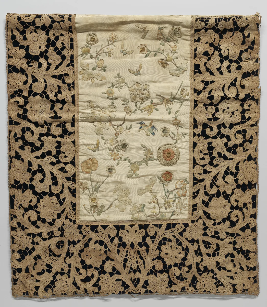 Wandkleedje met een rand gemengde kant om chinees borduurwerk op zijde by anonymous, other, 1700-1724