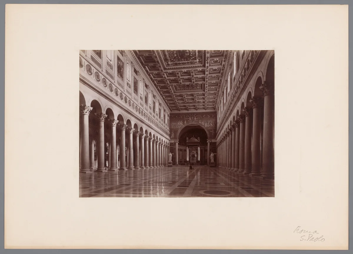 Interieur van de Sint-Paulus buiten de Muren te Rome, Italië by Carlo Brogi, photograph, 1881-1900