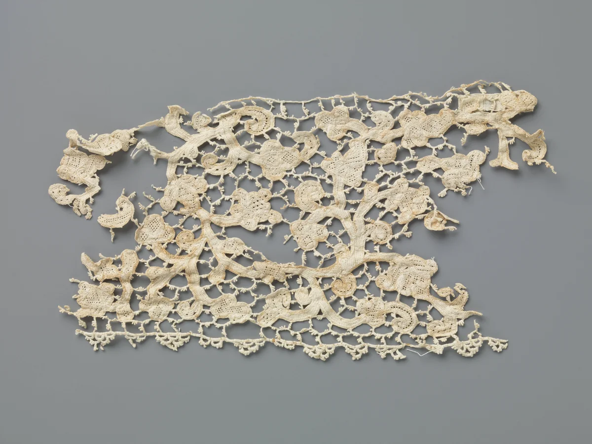 Strook naaldkant met krullende ranken en veelsoortige bloemen by anonymous, other, 1700