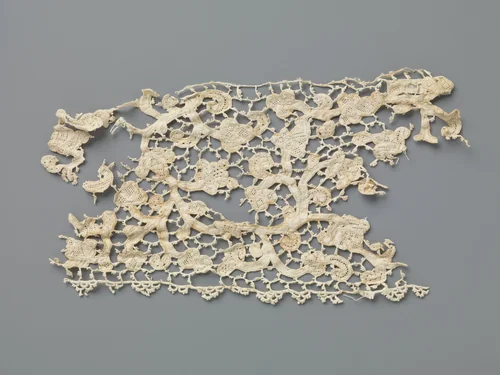 Strook naaldkant met krullende ranken en veelsoortige bloemen by anonymous, other, 1700