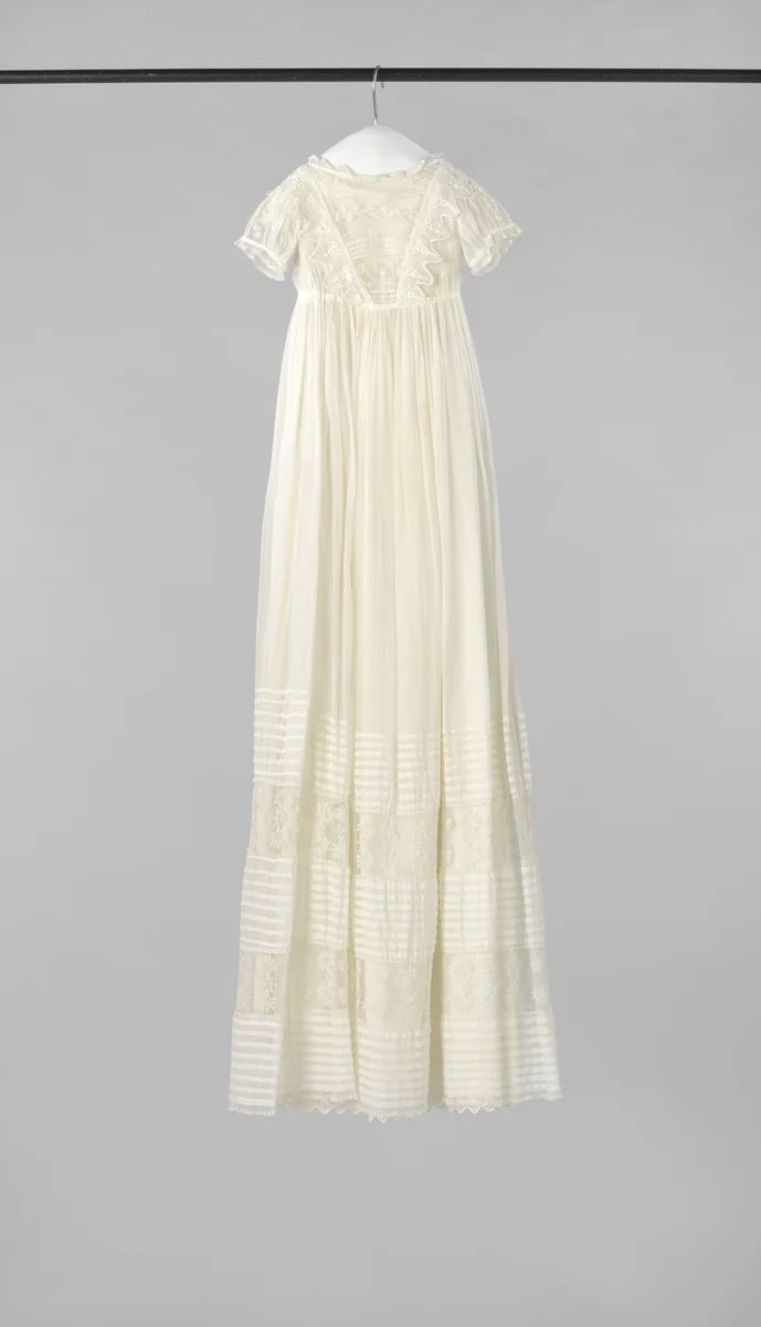Doopjurk van batist met geborduurde tulen tussenzetsels en drie banen van ieder acht oprijgen. by anonymous, textile, 1825-1830