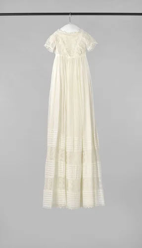 Doopjurk van batist met geborduurde tulen tussenzetsels en drie banen van ieder acht oprijgen. by anonymous, textile, 1825-1830