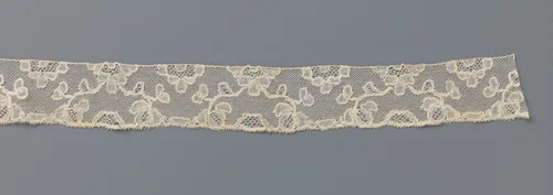 Strook kloskant met gehalveerde bloemen en boogjes van bloemtakken by anonymous, other, 1770-1790